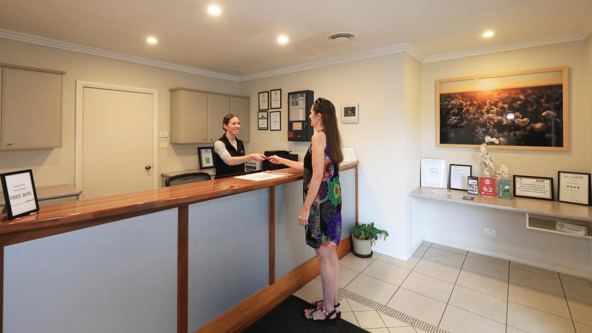 The Saltbush Motor Inn ヘイ エクステリア 写真