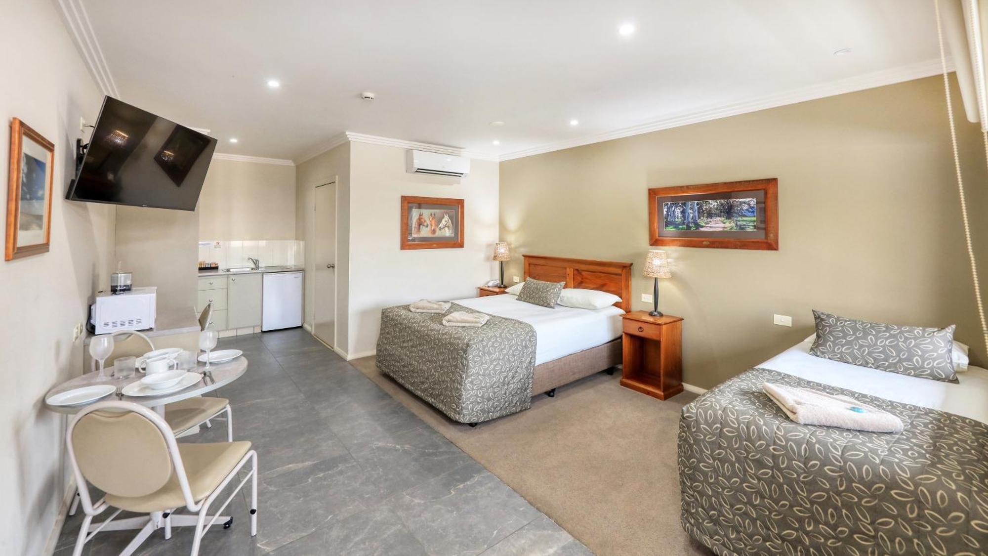 The Saltbush Motor Inn ヘイ エクステリア 写真