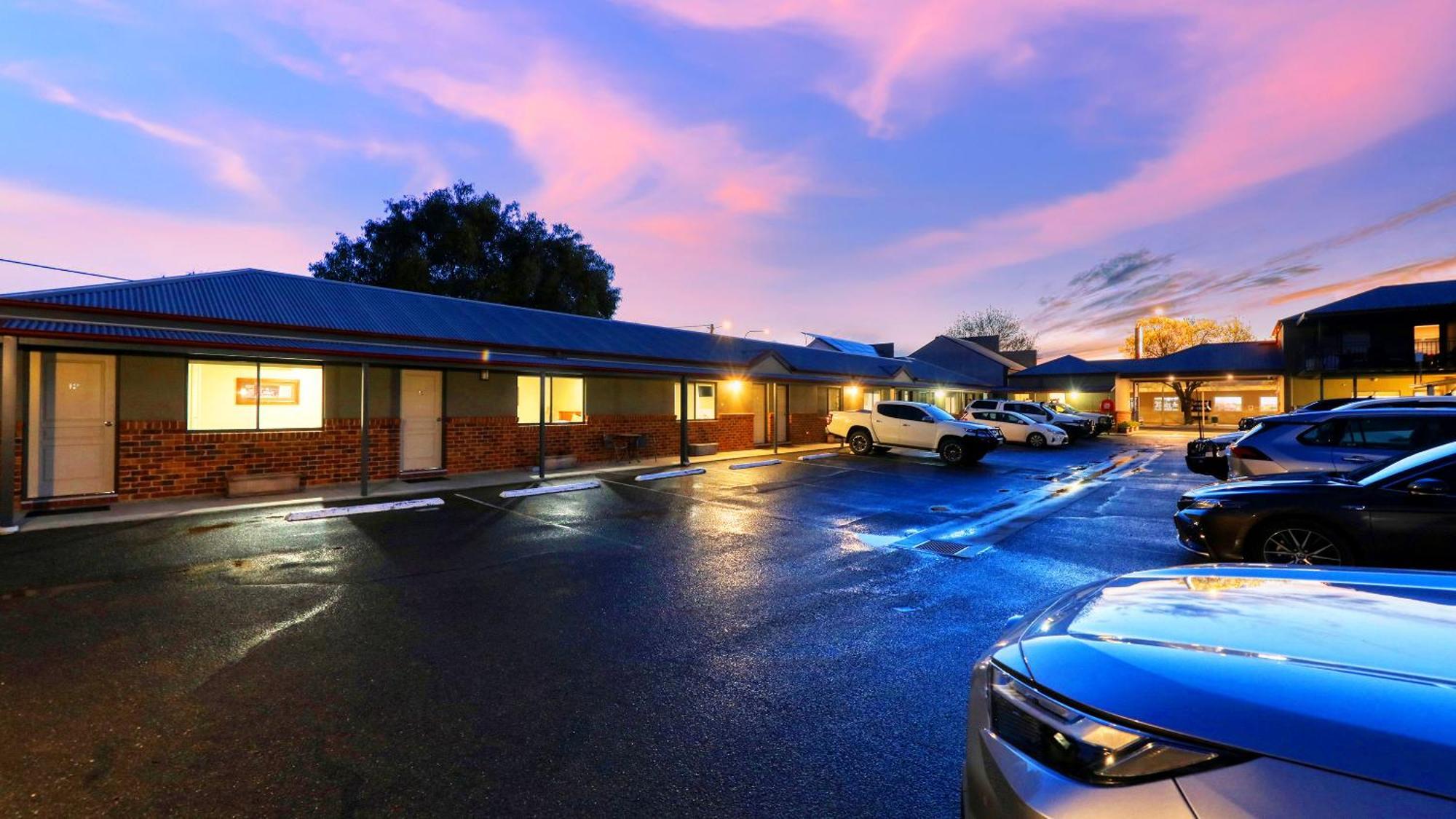 The Saltbush Motor Inn ヘイ エクステリア 写真