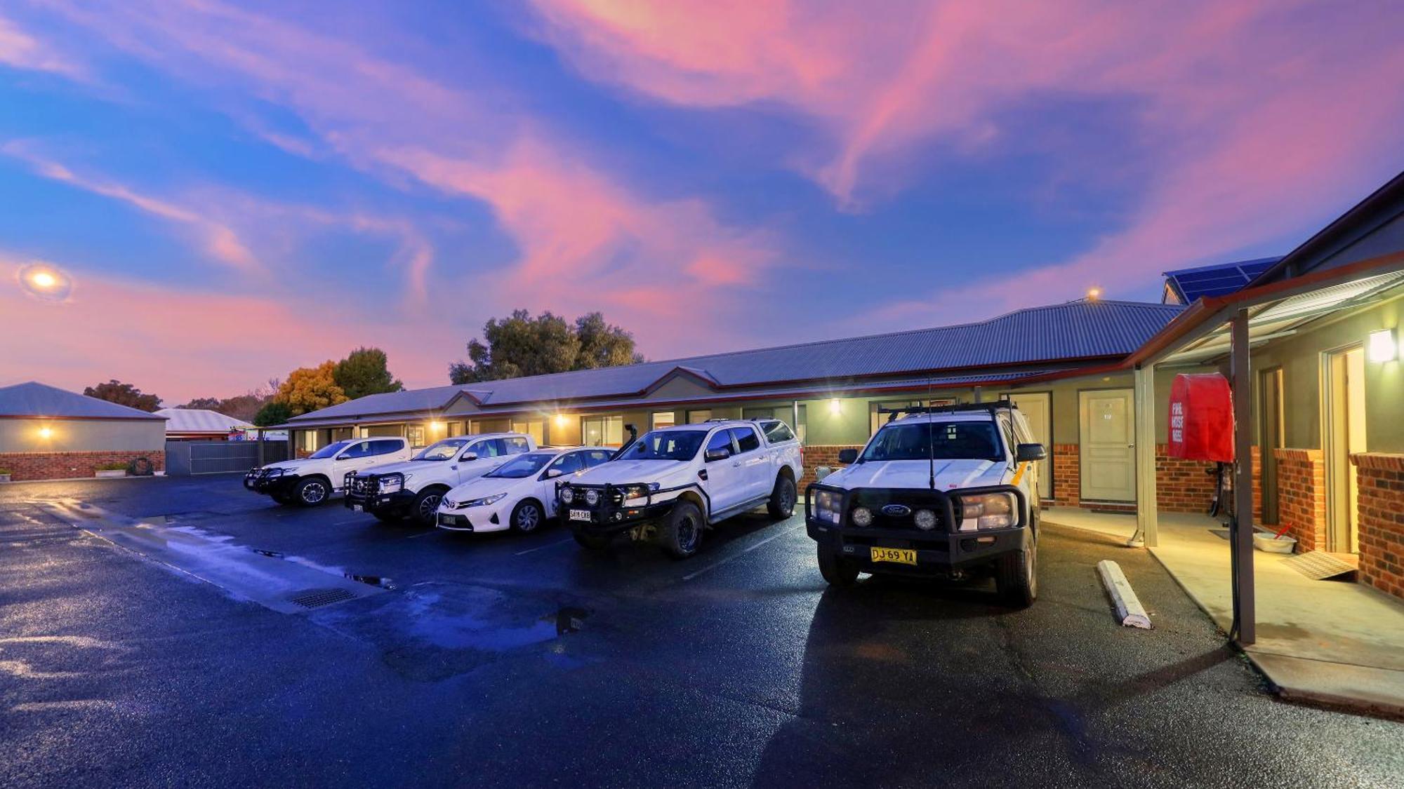 The Saltbush Motor Inn ヘイ エクステリア 写真