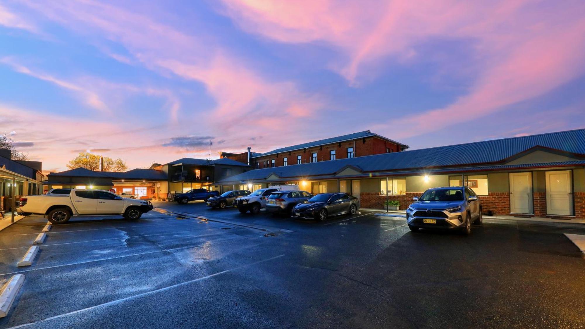 The Saltbush Motor Inn ヘイ エクステリア 写真