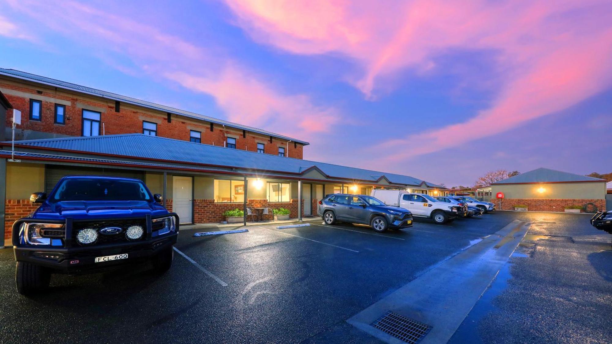 The Saltbush Motor Inn ヘイ エクステリア 写真